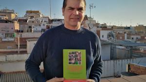 Miguel Guillén posa con su nuevo libro ‘Los ’equidistantes’ tenían razón’, ‘El PCE en el gobierno y otros artículos. Selección de artículos de unos años (no sólo) políticamente apasionantes (2011-2021)’.