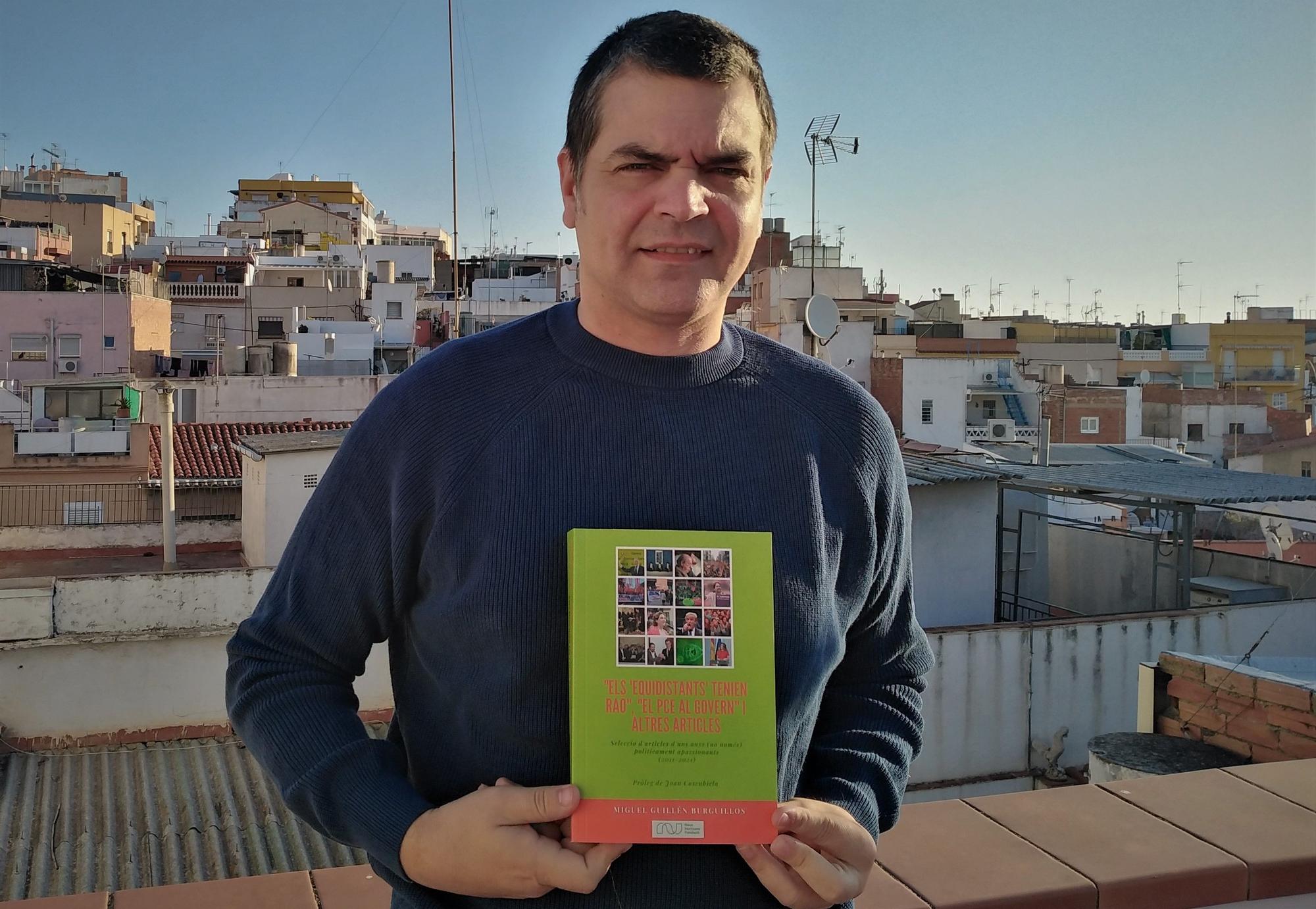 Miguel Guillén posa con su nuevo libro.