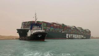 Un gran buque bloquea el Canal de Suez y provoca un enorme atasco marítimo
