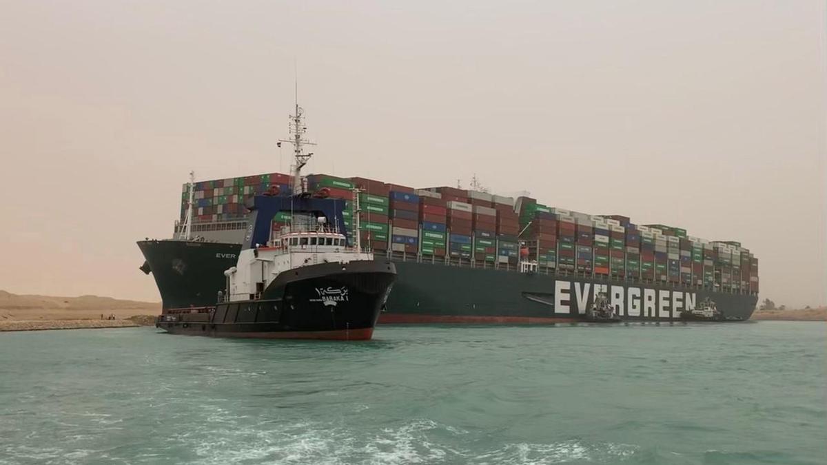 Un gran buque bloquea el canal de Suez tras encallar por una tormenta de arena.