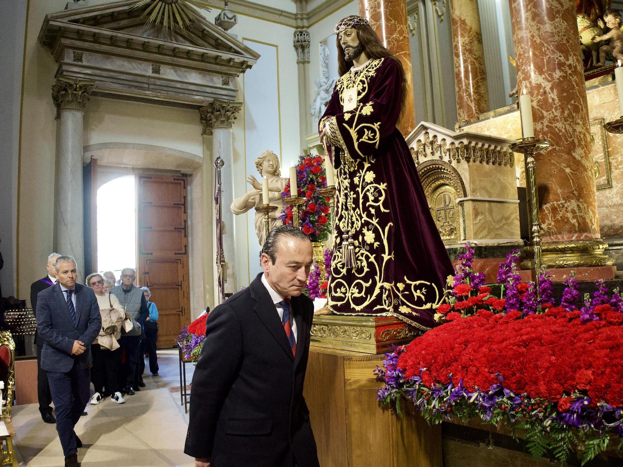 Tradicional Besapié del Cristo del Rescate en Murcia.