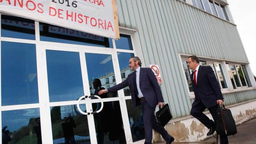 Fermín Landeta, a la izquierda, accediendo a Gijón Fabril.