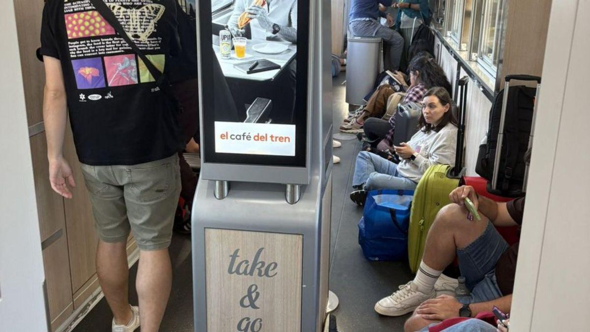 Pasajeros zamoranos en los pasillos del Avlo, este domingo.