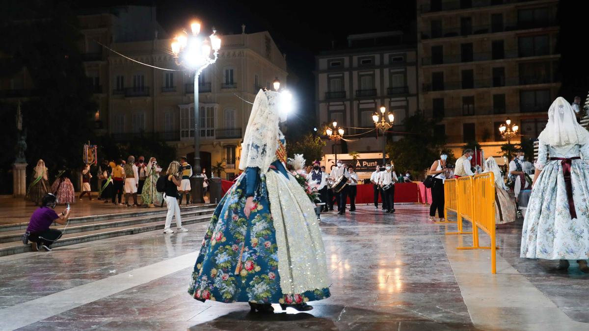 Búscate en el primer día de la ofrenda por la Calle Caballeros de las 21:00 a las 22:00