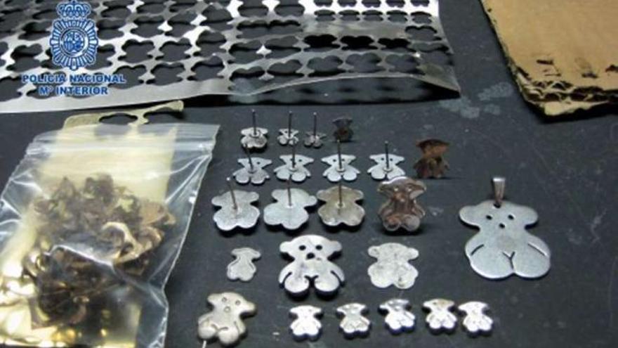 Desmantelan una red que fabricaba joyas falsas de Tous y las distribuía desde Ourense