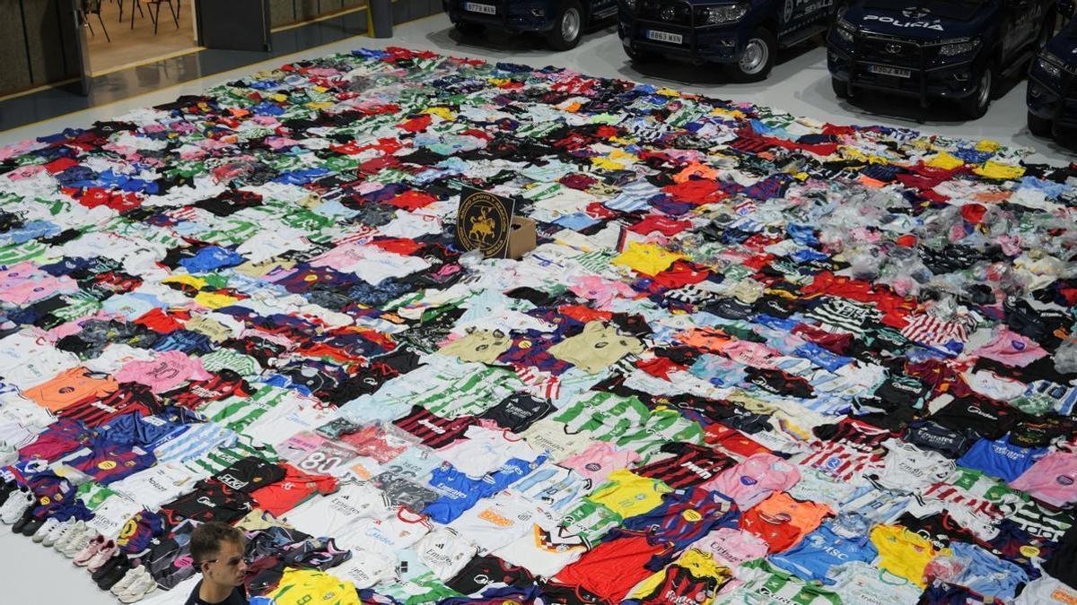 Imagen de archivo de camisetas falsificadas intervenidas por la Policía Local de Sevilla.