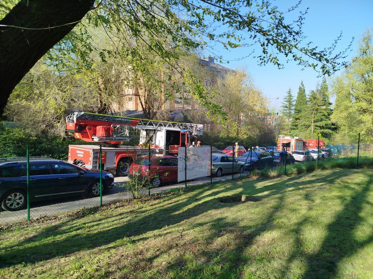 Bomberos y Policía Local en el lugar del incendio.