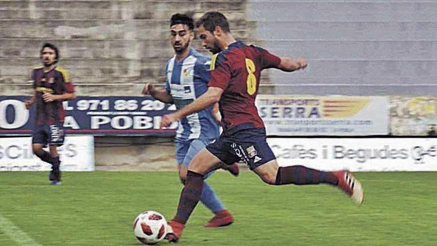 Víctor Martínez conduce la pelota ante la presión del rival.