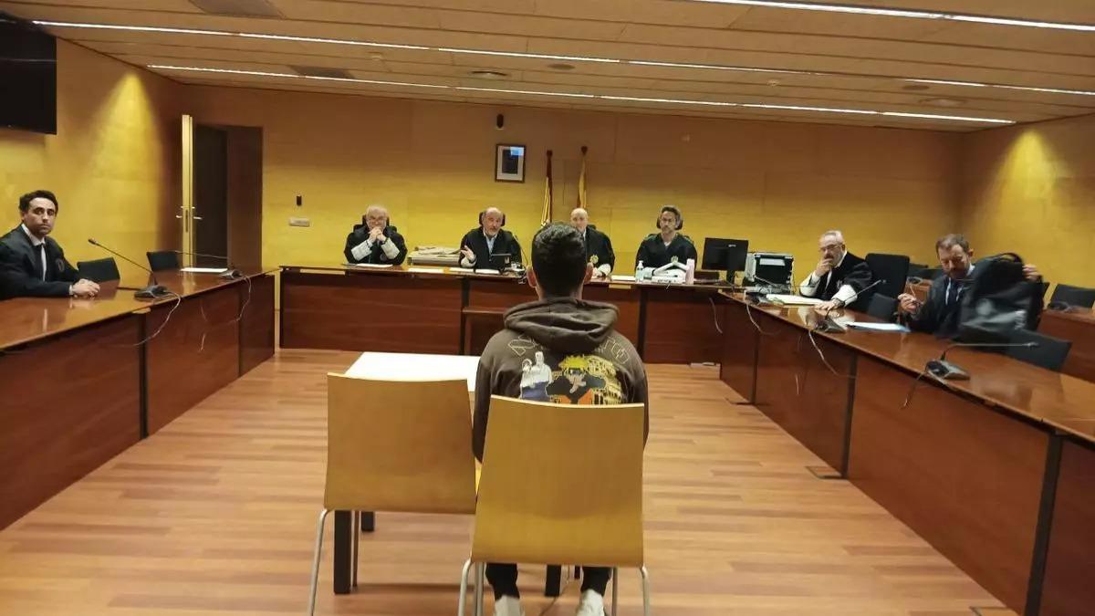 El acusado por estafa informática, durante el juicio en Girona.