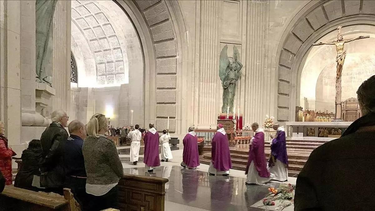Primera misa del 20-N tras la exhumación de Franco en la Basílica de la Santa Cruz del Valle de los Caídos