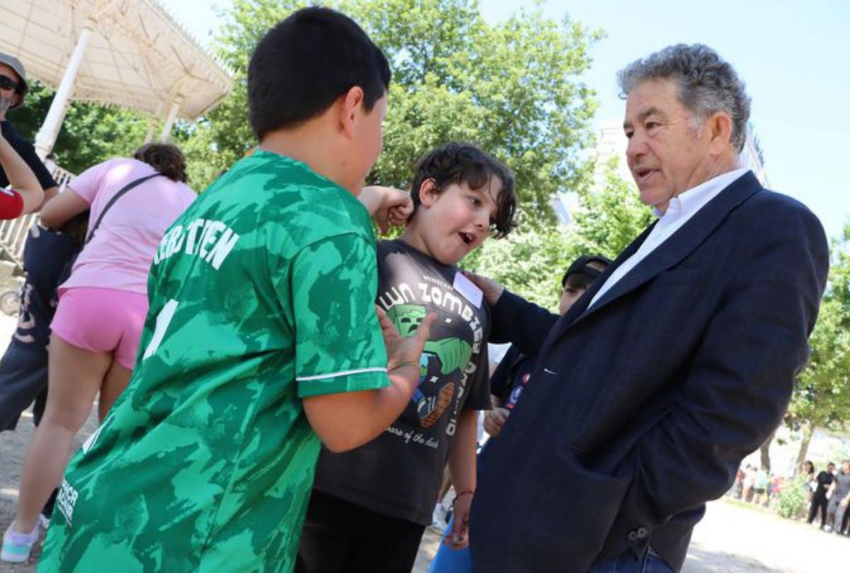 O alcalde Lores fala con varios nenos. |  R.V.