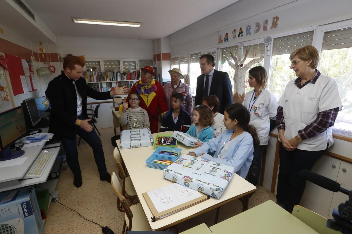 Yunke y Mel i Xispa llevan regalos y alegría a los niños del Hospital General