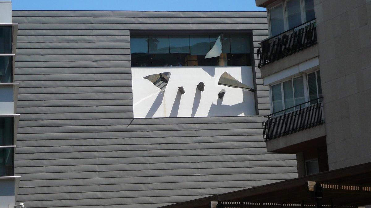La obra 'Món' de Antoni Llena en la fachada de El Corte Inglés en 2013