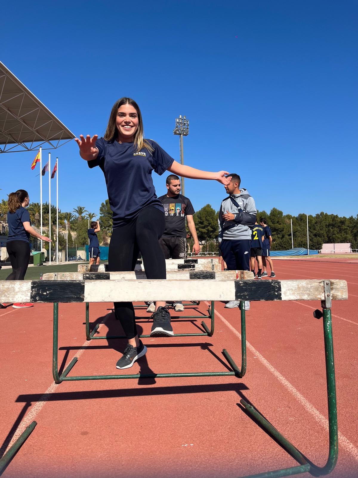 Una de las alumnas del centro, en una prueba física