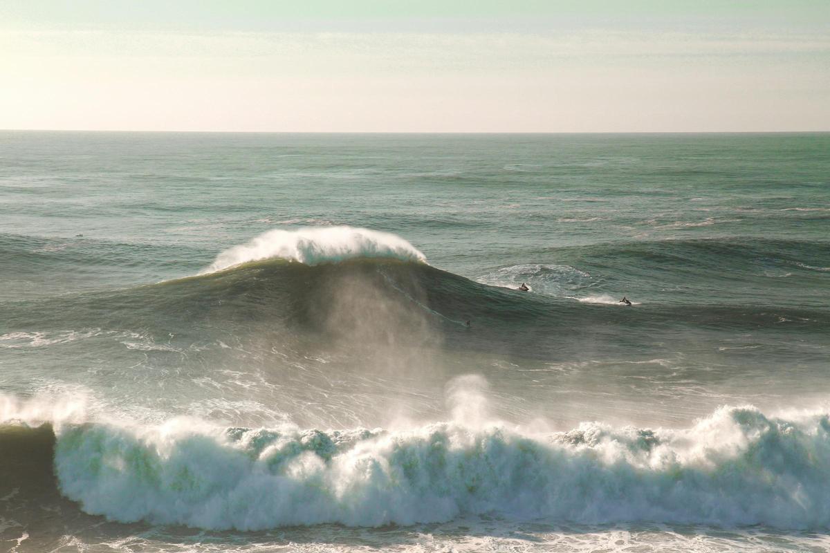 Las olas de la Playa do Norte son tan impresionantes como peligrosas