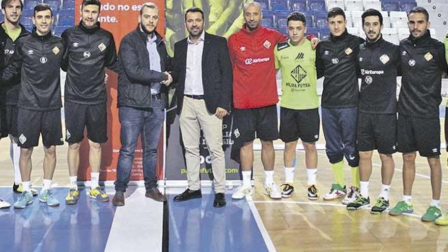 La plantilla posa ayer en Son Moix con el gerente y director deportivo del club, José Tirado, y Jaume Pujol, gerente de Coent Solucions Creatives.
