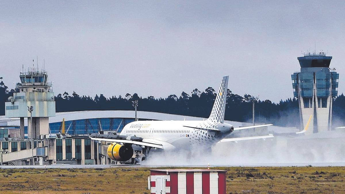 Un avión de Vueling en el Aeropuerto de Santiago-Rosalía de Castro.