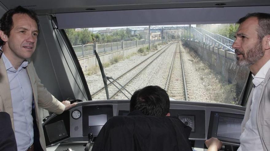 El conseller Pons y el vicepresident Barceló, ayer, en el tren.