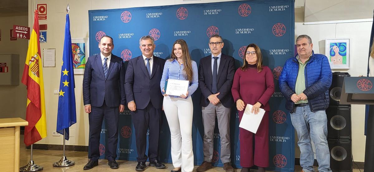El consejero Juan María Vázquez y el rector de la UMU, José Luján, entregan las becas Piedad de la Cierva a las alumnos beneficiarias