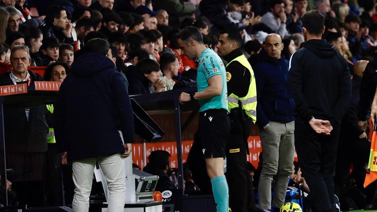 El ártibro revisa el monitor en El Molinón.