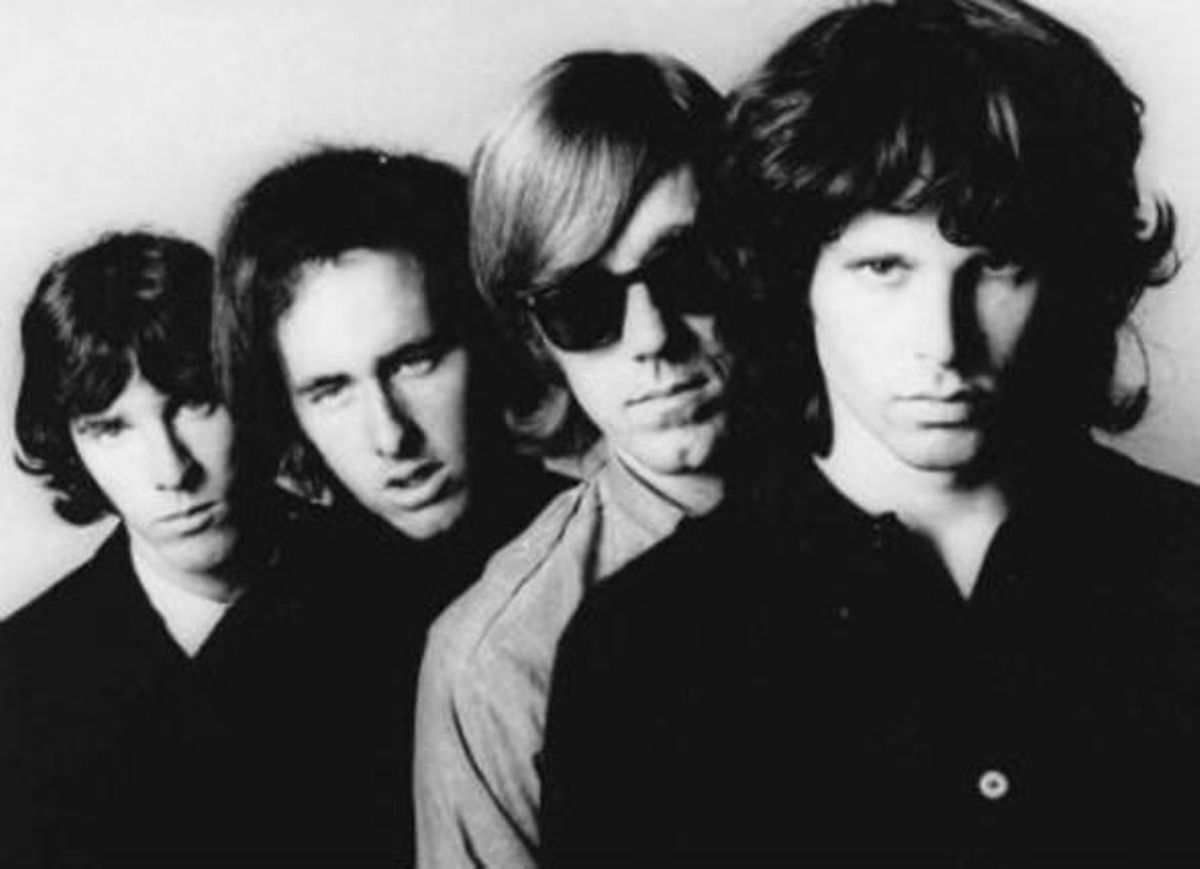 Imatge mítica del grup The Doors en què apareix Manzarek, segon per la dreta, darrere de Jim Morrison.