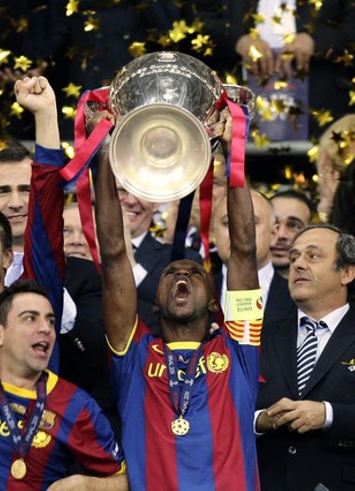 Abidal, por cortesía de Puyol, recoge la copa en un gesto que le emocionó.