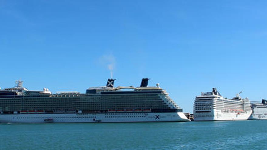 Varios cruceros coinciden atracados en el puerto de Málaga durante la temporada alta, que se celebra de septiembre a noviembre.