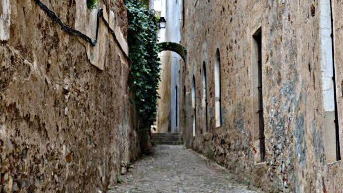 Conoce el callejón más fresco de Cáceres donde el pasado sigue incrustado en las paredes