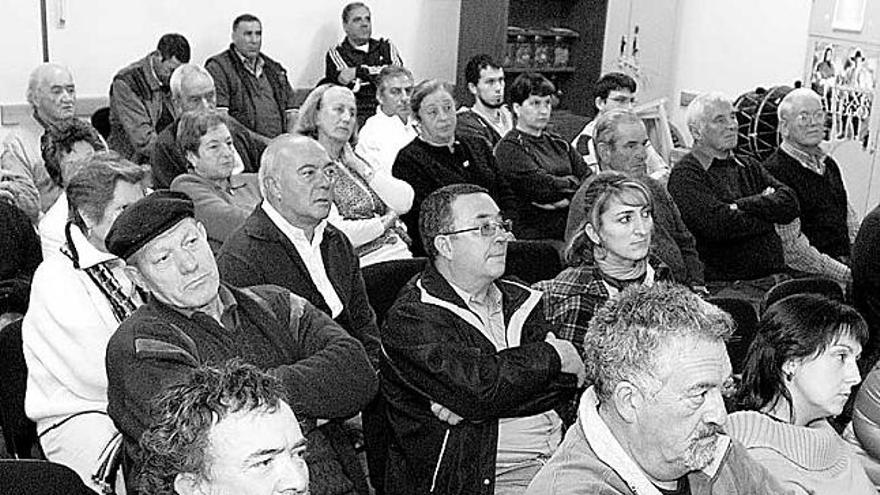 Vecinos afectados, durante una de sus asambleas.