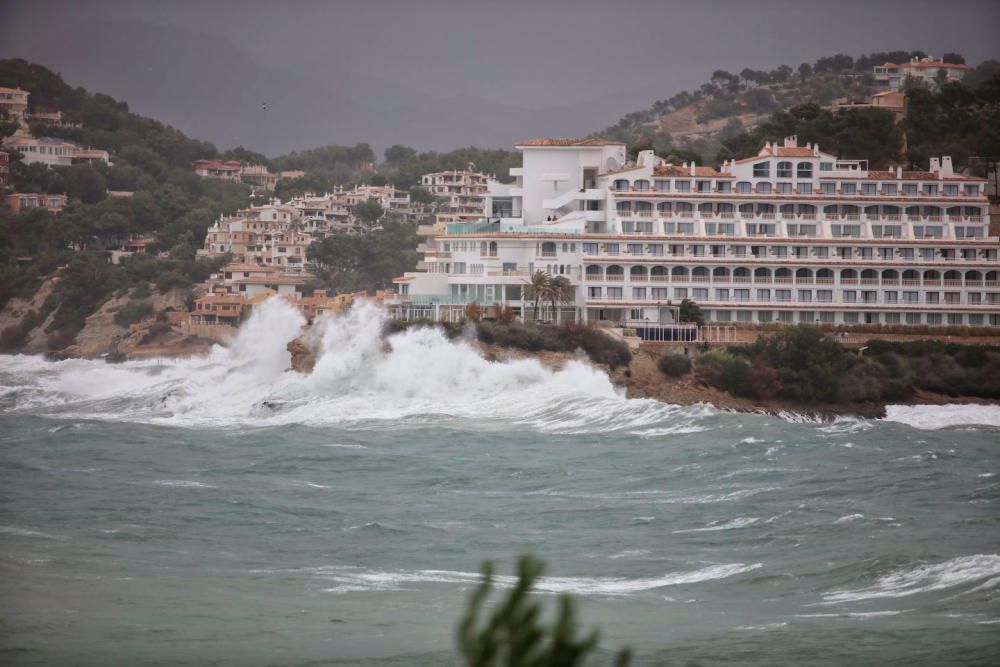 La tormenta Ana provoca vientos de  100km/h y olas de hasta 4 metros