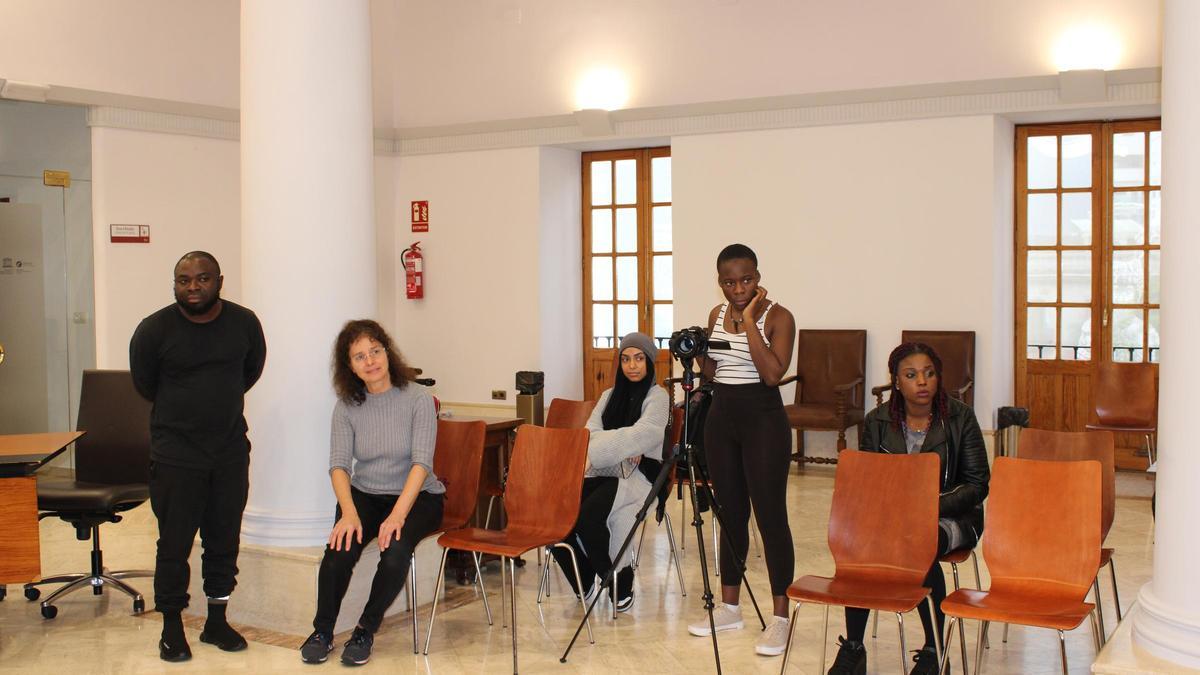 Los jóvenes alemanes grabando su documental en el ayuntamiento.