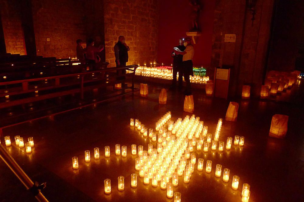 Sis mil espelmes il·luminen l''església de Sant Pere per celebrar el mil·lenari