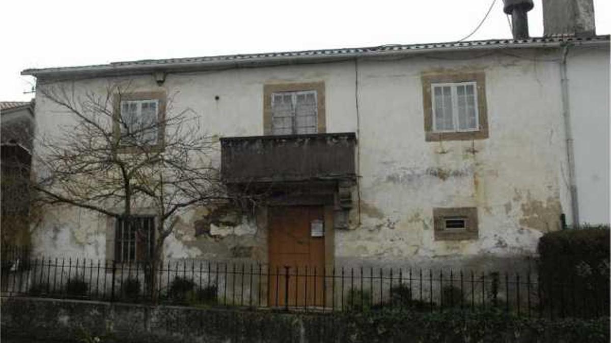 Fachada de la rectoral de Pravio, anexa a un colegio en 2014. / fran martínez