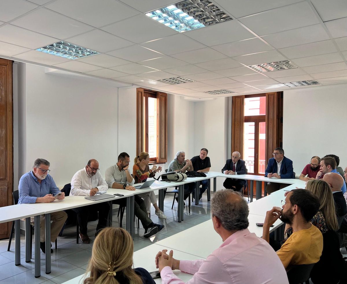 Reunión del Ayuntamiento con los empresarios sobre las ayudas a solicitar al Ivace