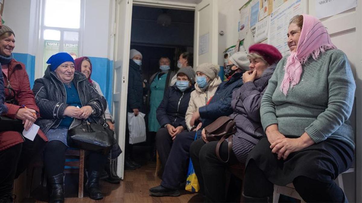 Pacientes ucranianas esperan ser atendidas en una clínica móvil de MSF.