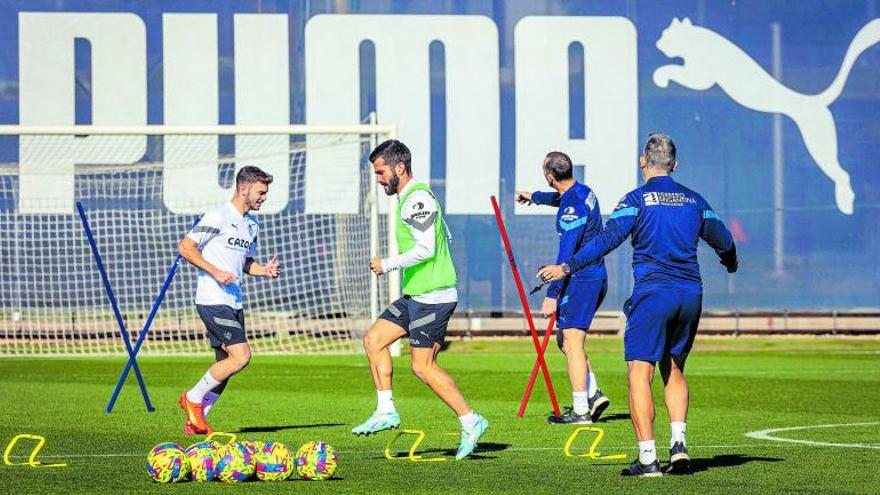 Gayà entrenando en Paterna antes del amistoso frente al Clermont | VALENCIA CF