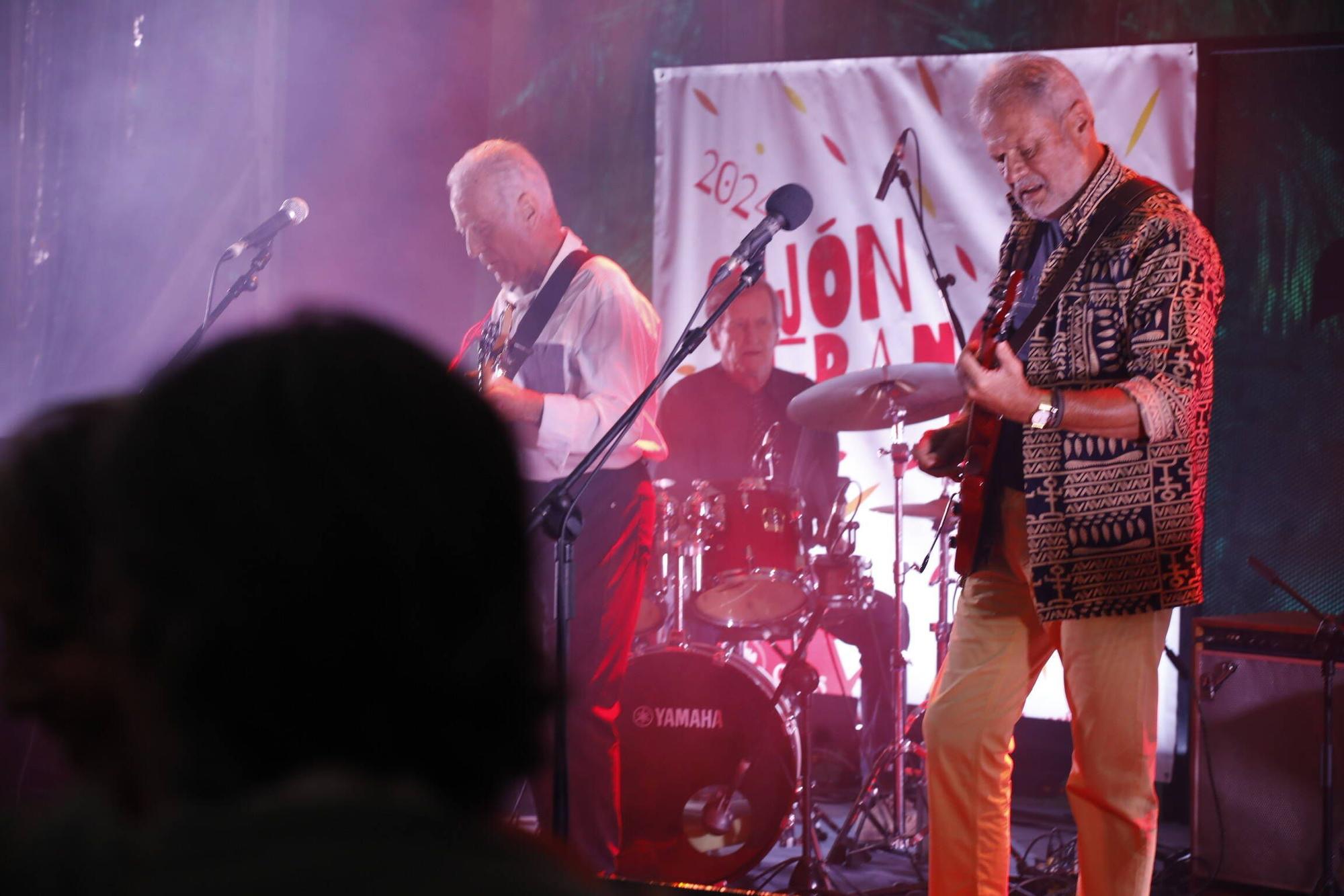 El grupo gijonés "Plana Mayor" abre los conciertos del Jardín Botánico (en imágenes)