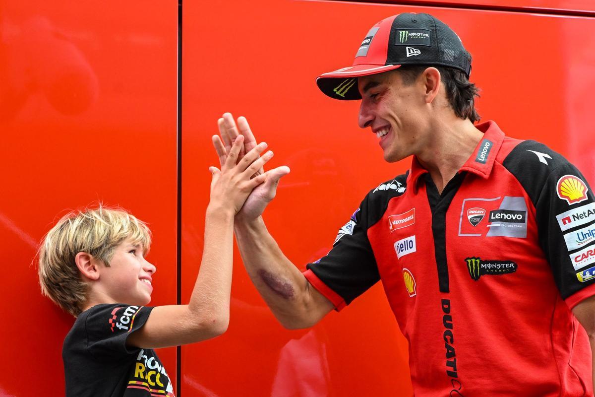 Marc Solés y Marc Márquez cruzan saludos, ayer, en Motorland.