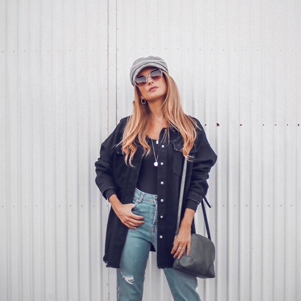 Look con sobrecamisa negra y boina de C&A