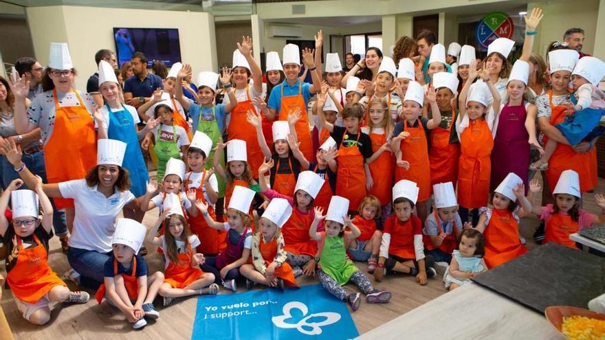 Imagen de algunos de los participantes en esta quinta edición de Cocinando en Familia, en Les Roches.