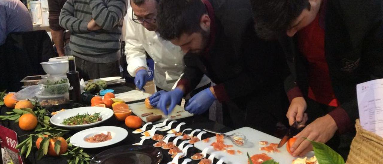 Pep Romaní y sus cocineros del Pont Sec elaboran en el Mercat los platos con las naranjas.