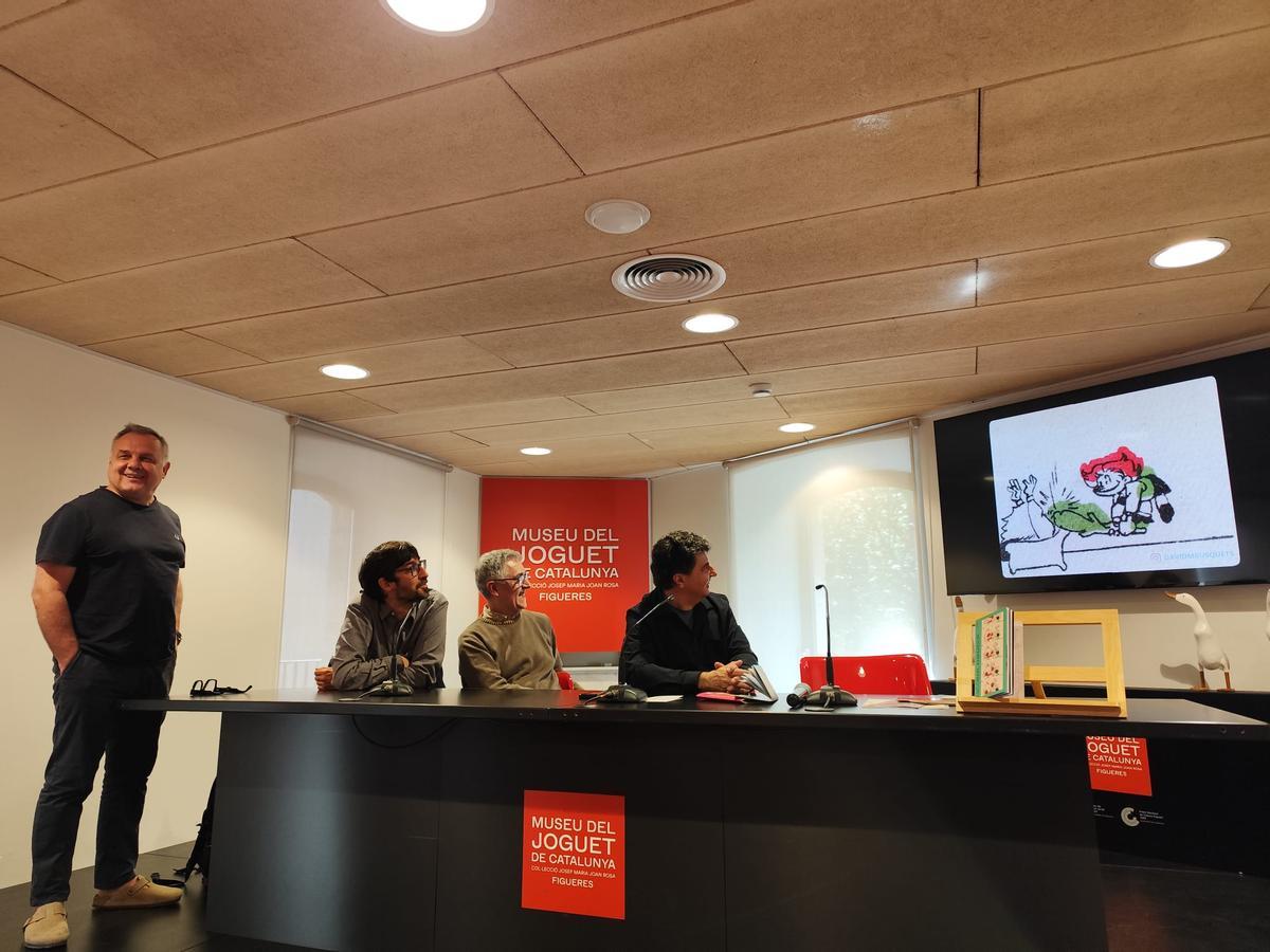 Àlex Gifreu, David Busquets, Joan Manuel Soldevilla i Pep Canaleta admirant una de les pel·lícules animades restaurades.