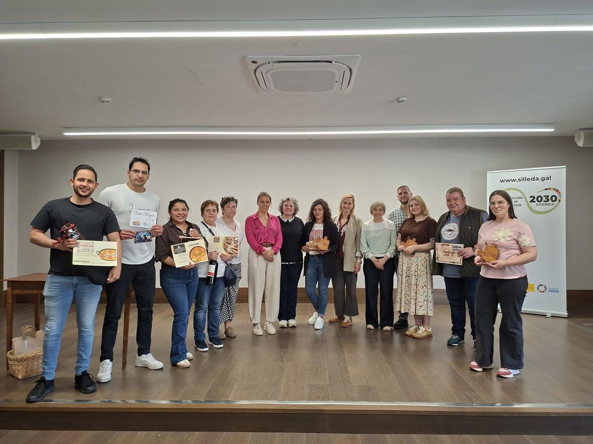 Los ganadores del certamen, con integrantes del gobierno y de ECOS.