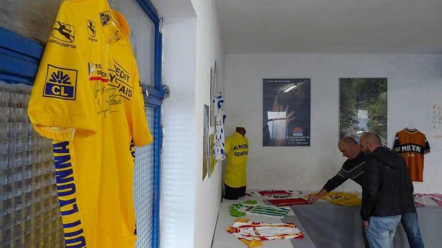 La exposición en el bar Faustino, con el maillot de Indurain en primer término.