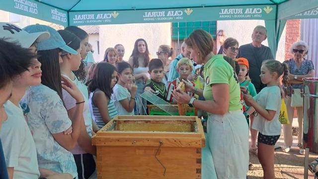 Éxito de participación y ventas en la II Feria de Artesanía de Bretó | E. P.