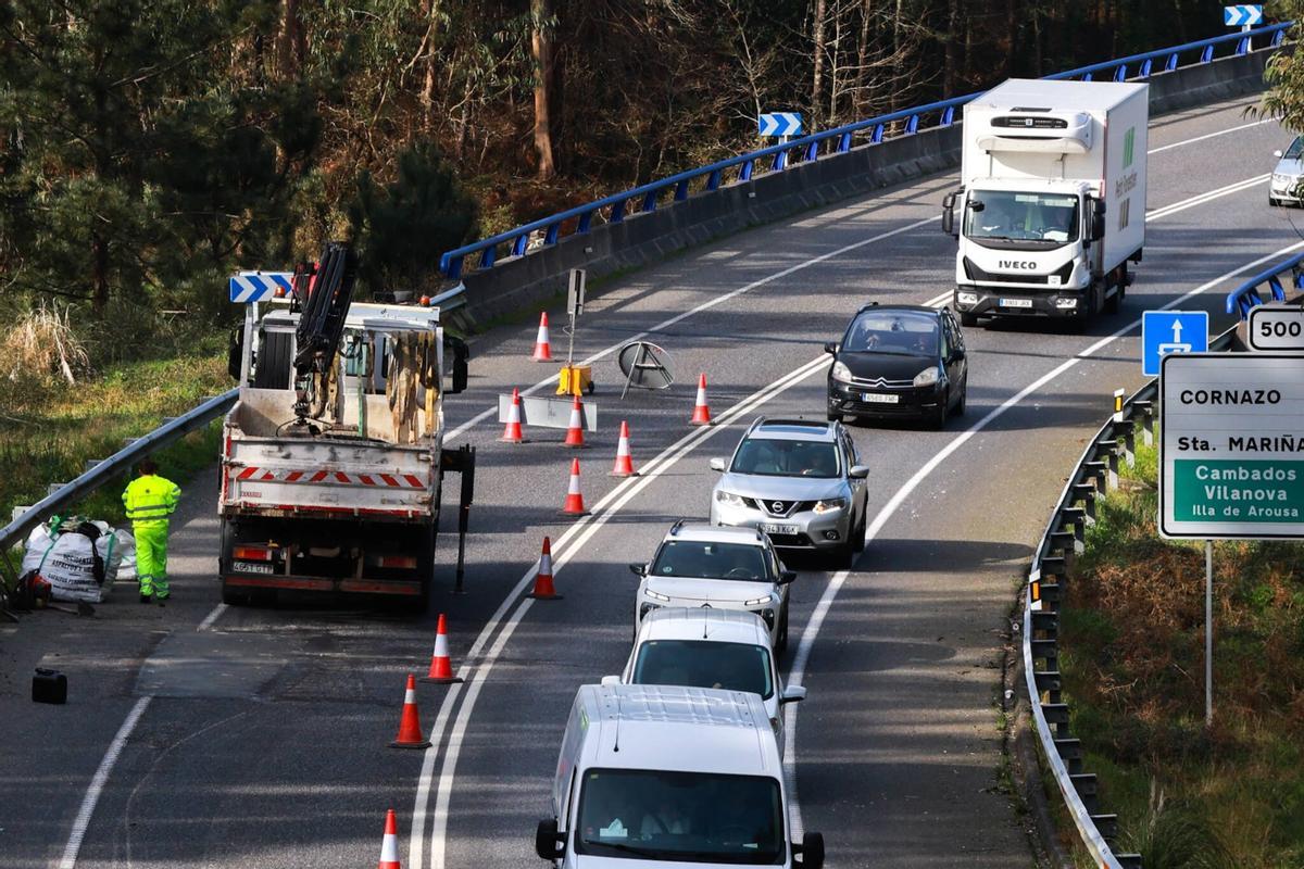 Reparación de carreteras dañadas por los temporales en la comarca, esta mañana.
