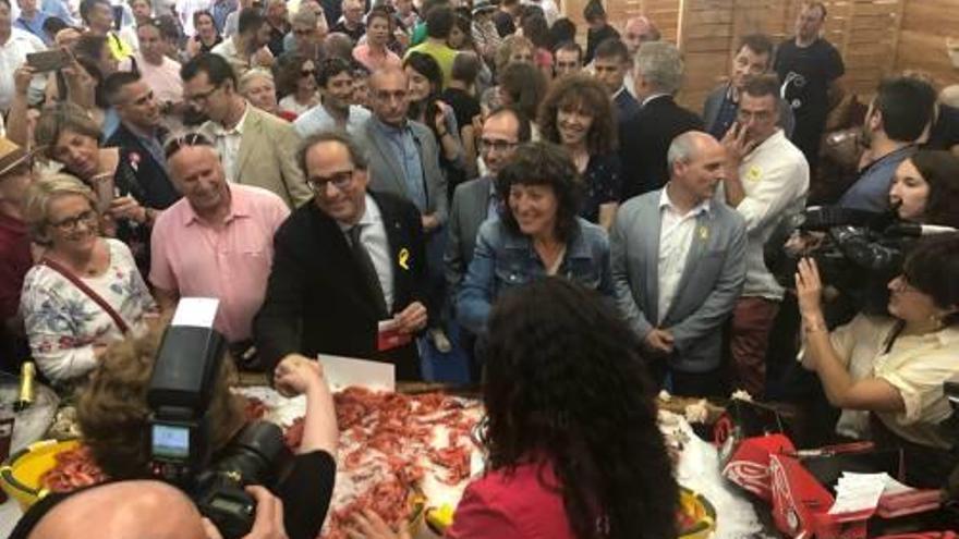 Quim Torra, Teresa Jordà i l&#039;alcalde Lluís Puig, ahir, a Palamós.