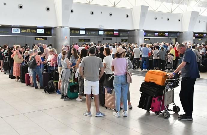 25/02/2020 AEROPUERTO. TELDE. Ambiente en el aeropuerto de Gran Canaria, dos días después de la suspencion de vuelos por la Calima.  Fotógrafa: YAIZA SOCORRO.  | 25/02/2020 | Fotógrafo: Yaiza Socorro