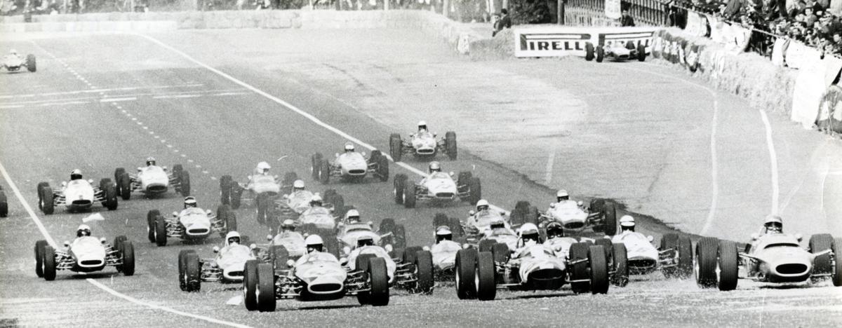 Los monoplazas de la Fórmula 1 en un Gran Premio disputado en el circuito de Montjuïc.