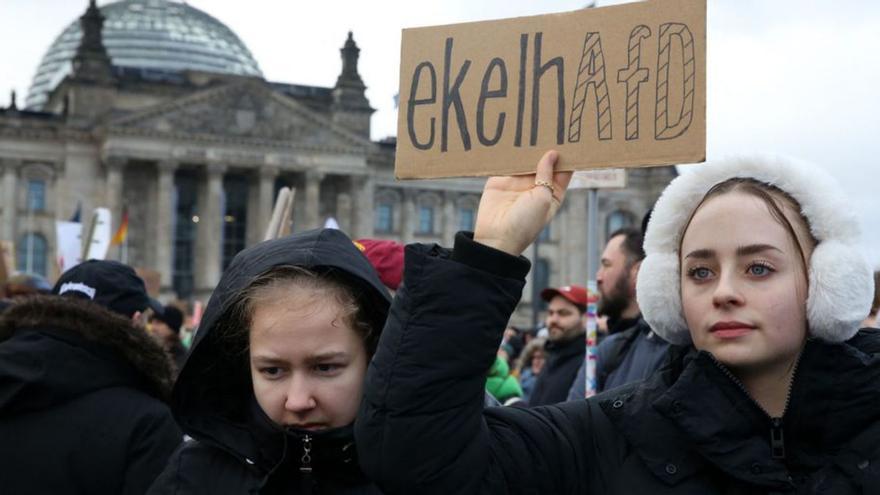 Hundreds of thousands of Germans protest against the far right